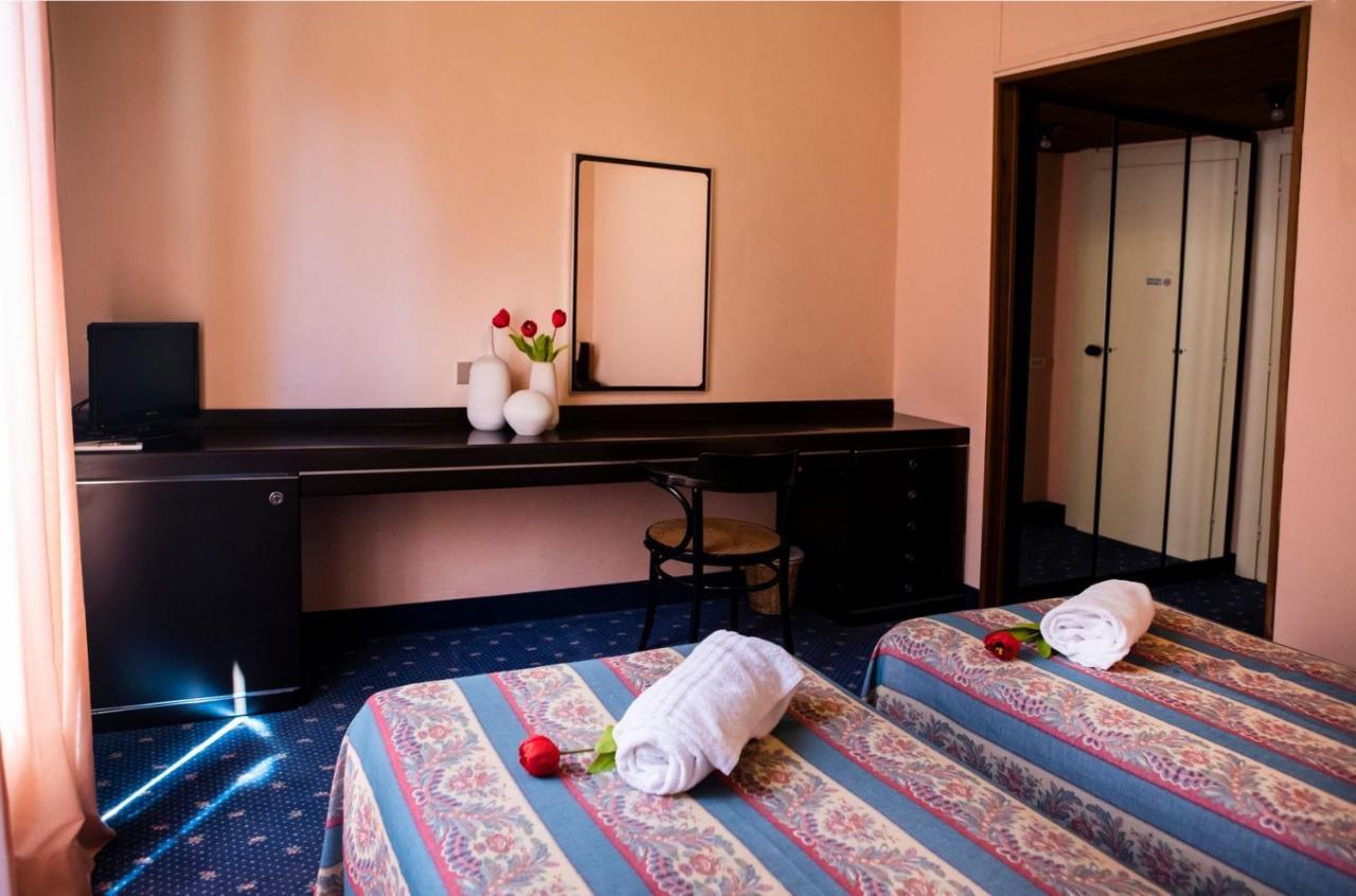 Hotel Milano Pool&Garden Salice Terme Buitenkant foto