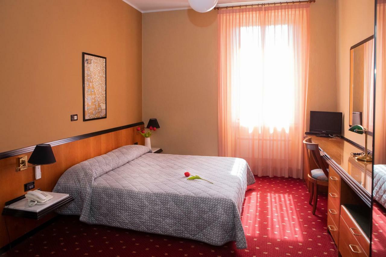 Hotel Milano Pool&Garden Salice Terme Buitenkant foto